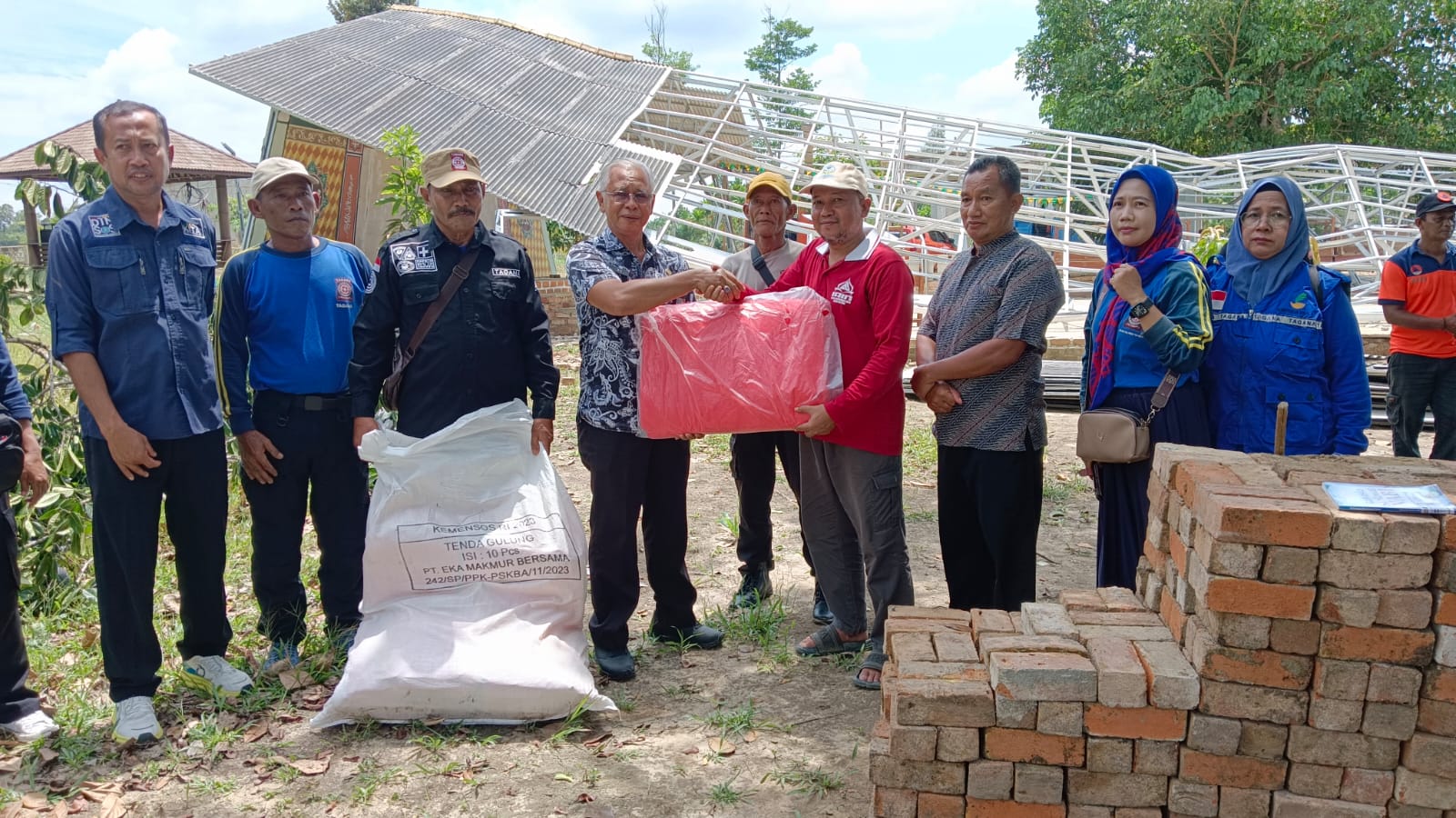 Dinsos Bangka Salurkan Bantuan Korban Bencana Alam Mendo Barat