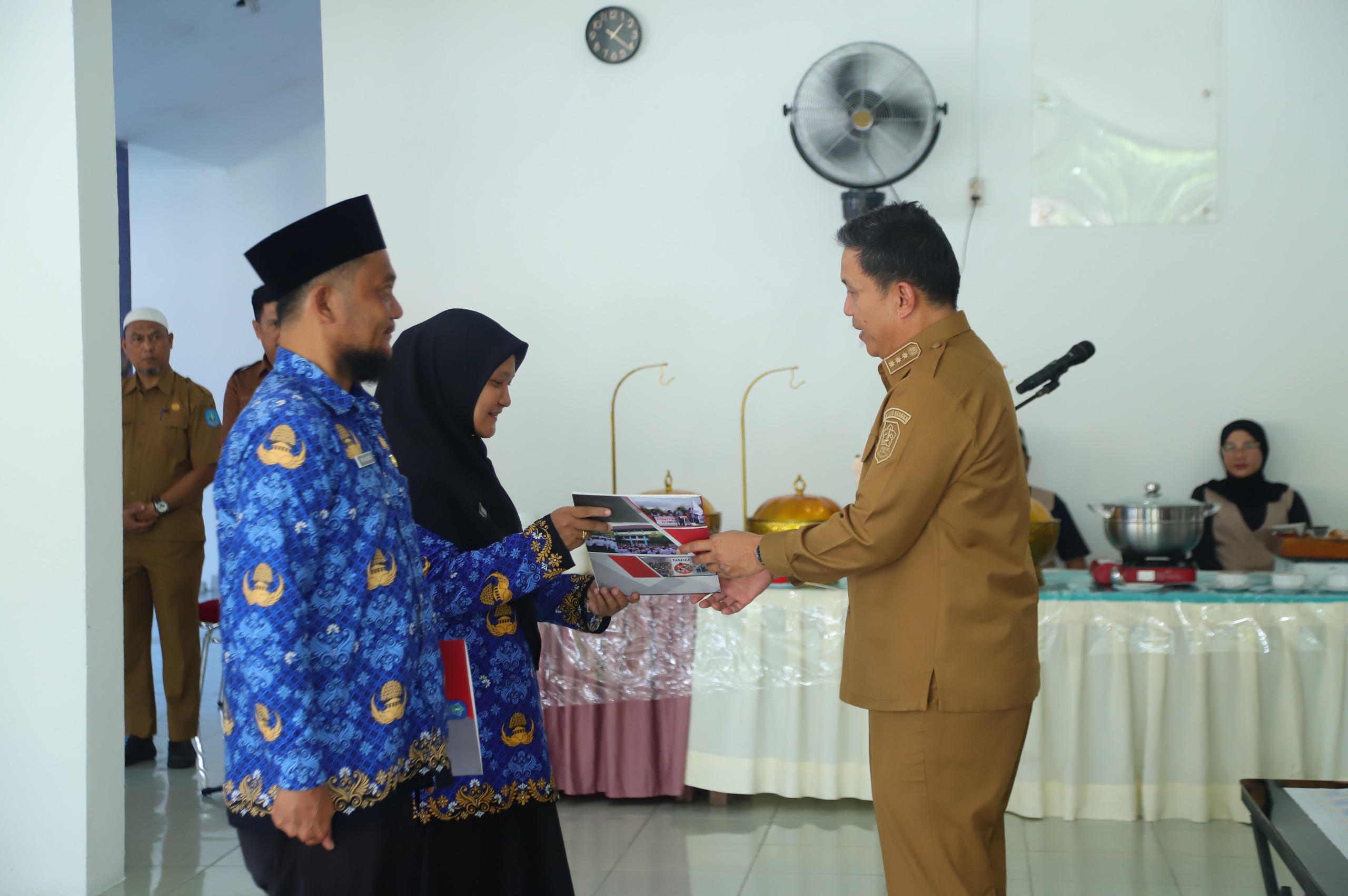 Bupati Bangka Serahkan SK 27 Kepala Sekolah SD dan SMP