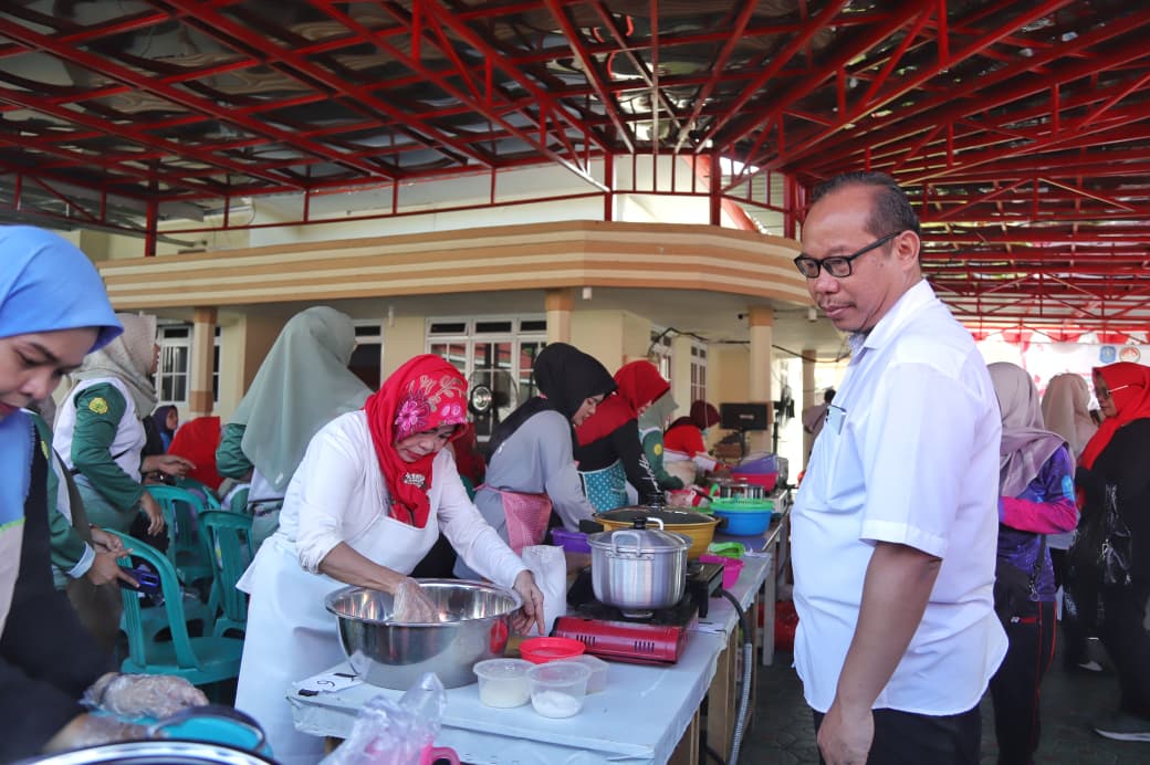 Meriahkan HUT ke 80 RI, DWP Kabupaten Bangka Gelar Lomba membuat Pempek dan Menghias Tumpeng
